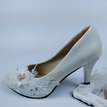 BaoYaFang/ Вечерние туфли на каблуке с белым цветком; Женские туфли-лодочки на высоком каблуке; Женские Свадебные туфли с белым кружевом и круглой Патентой; Кожа